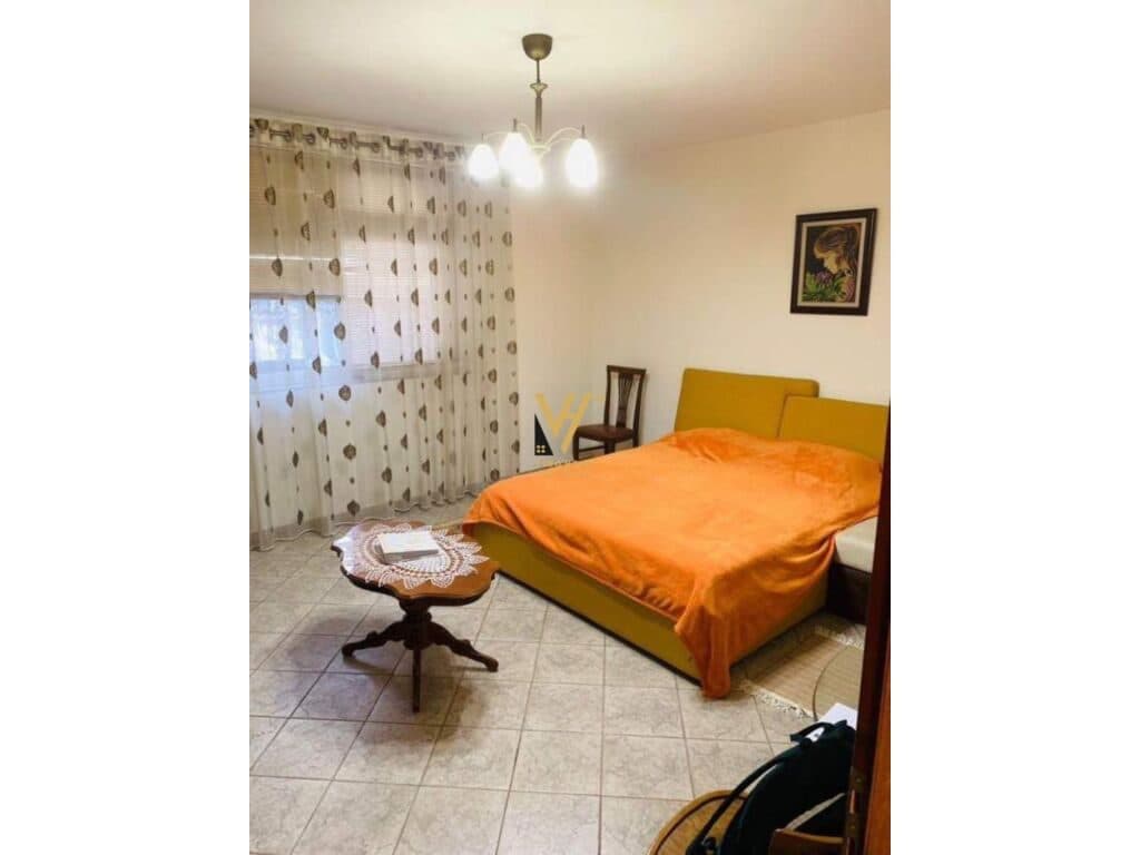 Jepet Vile Dy kateshe me qera te Rruga Kongresi i Manastirit 350 m2 4