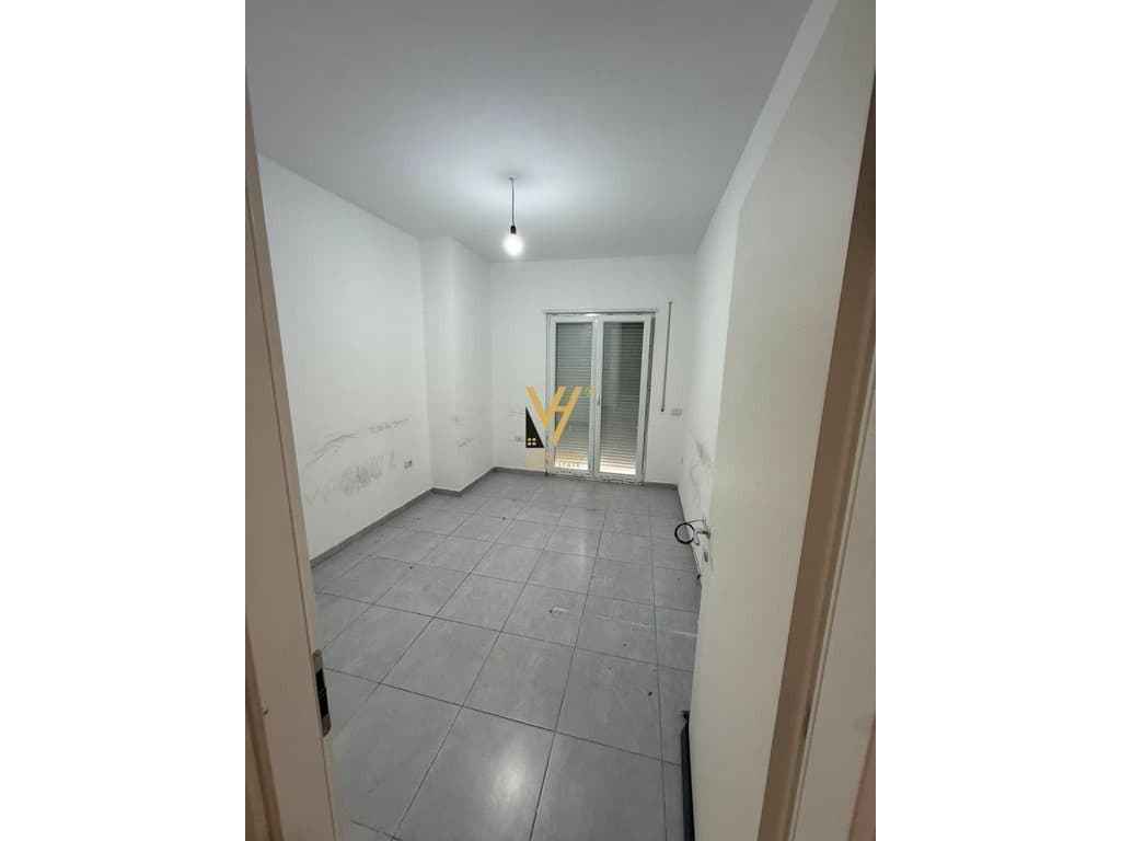 JEPET ZYRE 100 M2 ME QIRA TE RRUGA E BOGDANEVE 70.000 LEKE