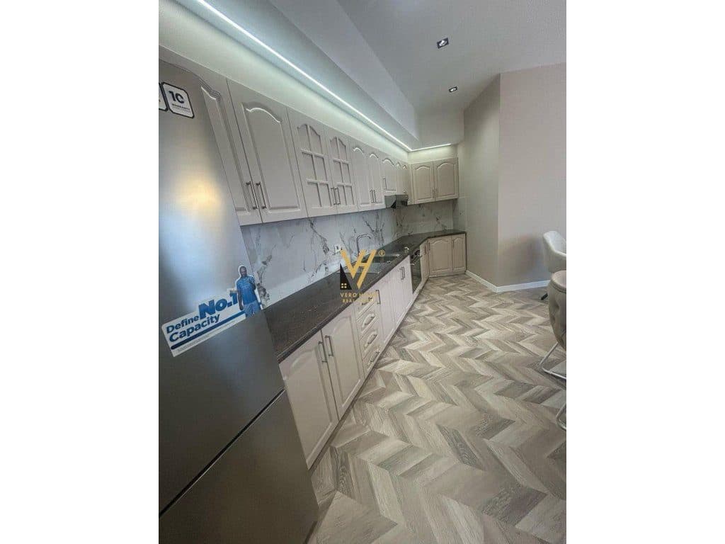 JEPET APARTAMENT+GARSIONERE ME QERA NE QENDER 1.500 EURO 3