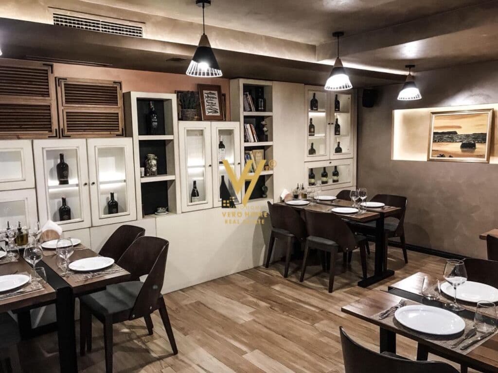 JEPET BAR RESTORANT 157 M2 ME QERA TE RRUGA E DURRESIT 2.200 EURO