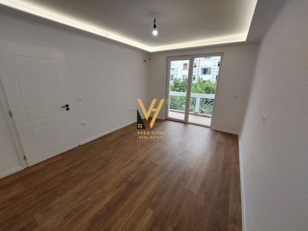 Shitet apartament 2+1+Ballkon te Shkolla Harry Fultz , Stacioni i Trenit 64 m2 2