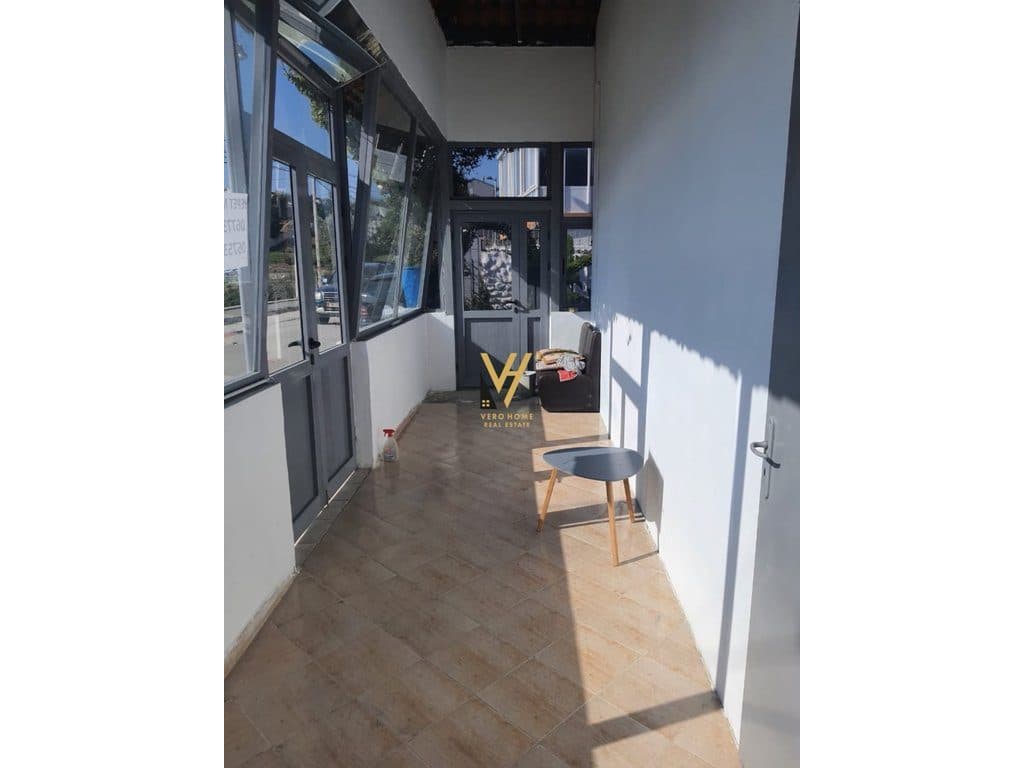JEPET AMBIENT BIZNESI 350 M2 ME QIRA TE LIQENI I FARKES 70.000 LEKE 3