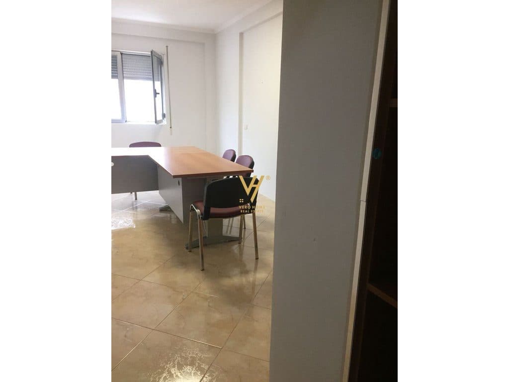 JEPET ZYRE 60 M2 ME QERA NE QENDER 500 EURO 2