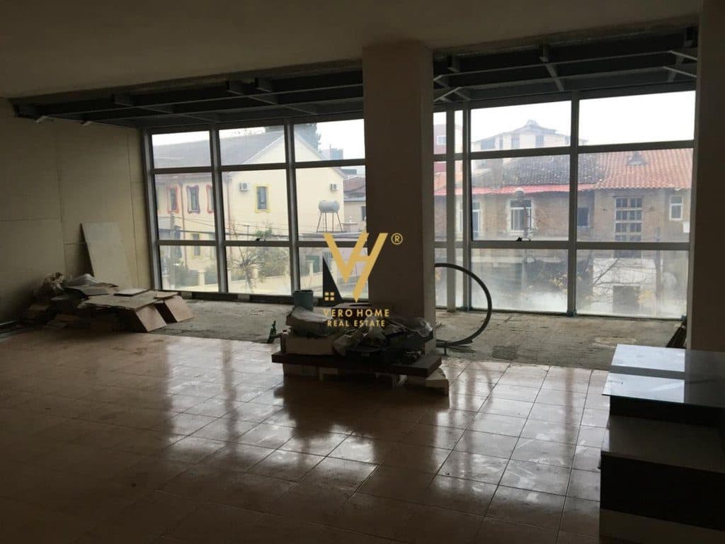 JEPET AMBIENT BIZNESI 255 M2 ME QERA NE KINOSTUDIO 200.000 LEKE