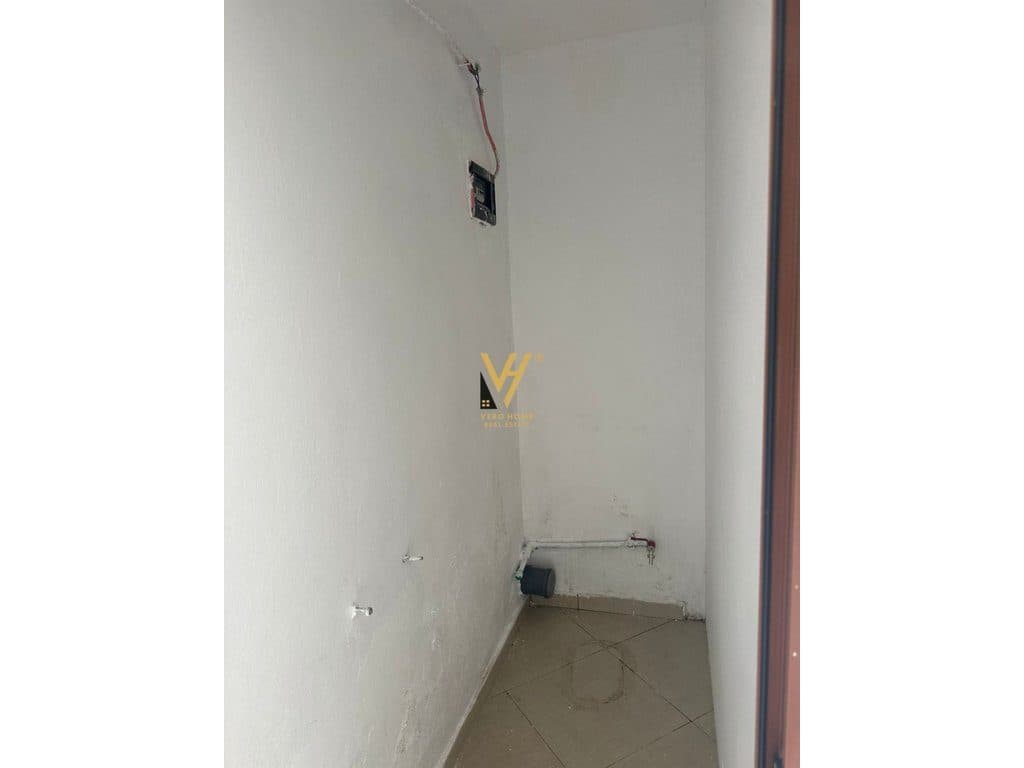 JEPET AMBIENT BIZNESI 140 M2 ME QERA TE RRUGA E KAVAJES 90.000 LEKE 3