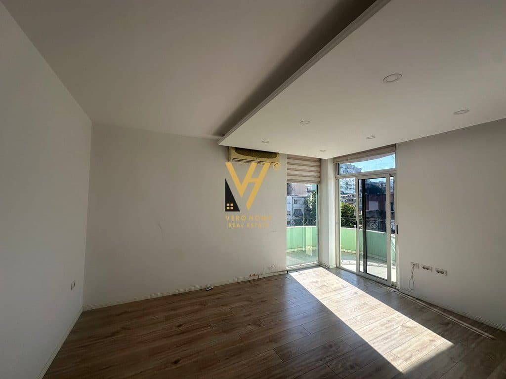 JEPET AMBIENT BIZNESI 180 M2 ME QERA SHESHI WILLSON 2.000 EURO 2