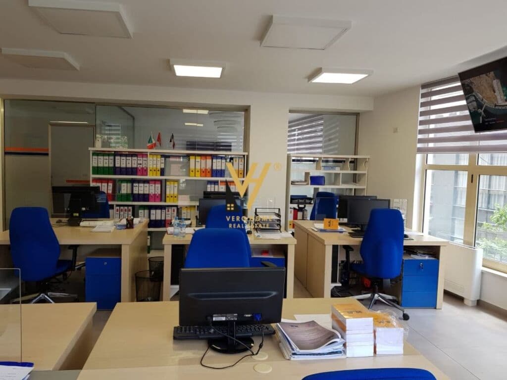 Shitet ambient biznesi te Komuna e Parisit 107 m2