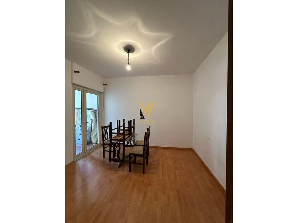 JEPET ZYRE 105 M2 ME QERA TE KRISTAL CENTER, KOMUNA E PARISIT 900 EURO 3