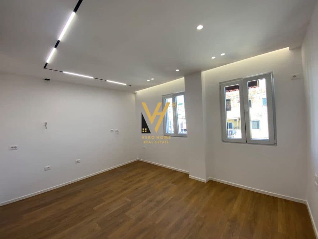SHITET GAZONIERE 28 M2 TE MOZAIKU 98.000 EURO
