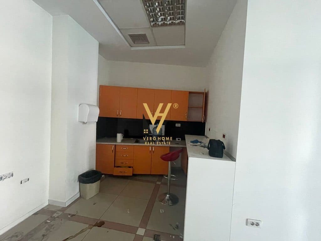 JEPET AMBIENT BIZNESI 400 M2 ME QIRA NE SELITE 300.000 LEKE 4
