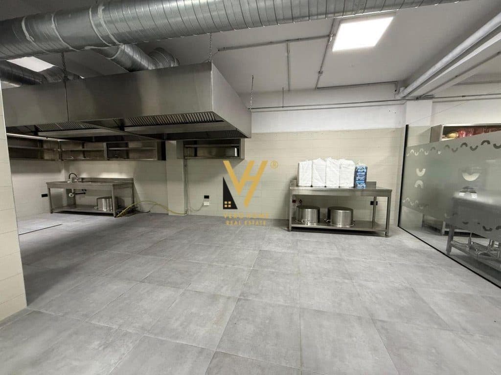 JEPET MAGAZINE 1.200 M2 TE KTHESA E KAMZES 6.000 EURO 2