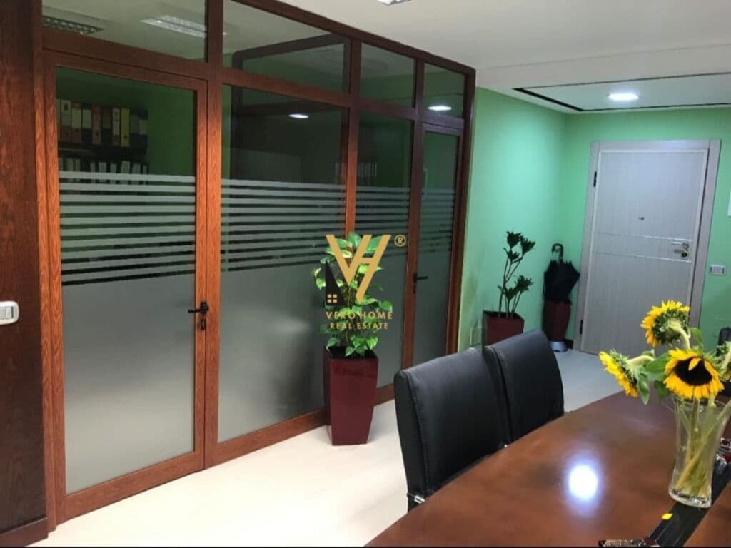 Shitet Apartament 3+1+2 te Ish Blloku 160 m2 4