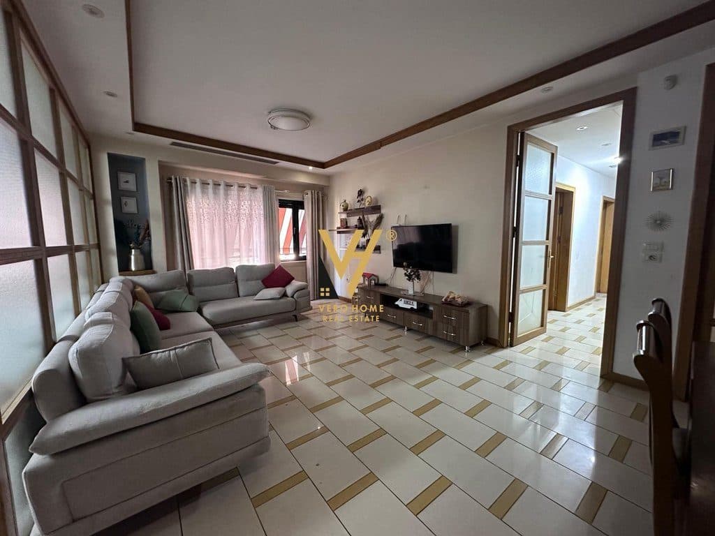 JEPET APARTAMENT 3+1+BLK ME QIRA TE RRUGA E BARRIKADAVE 1.500 EURO