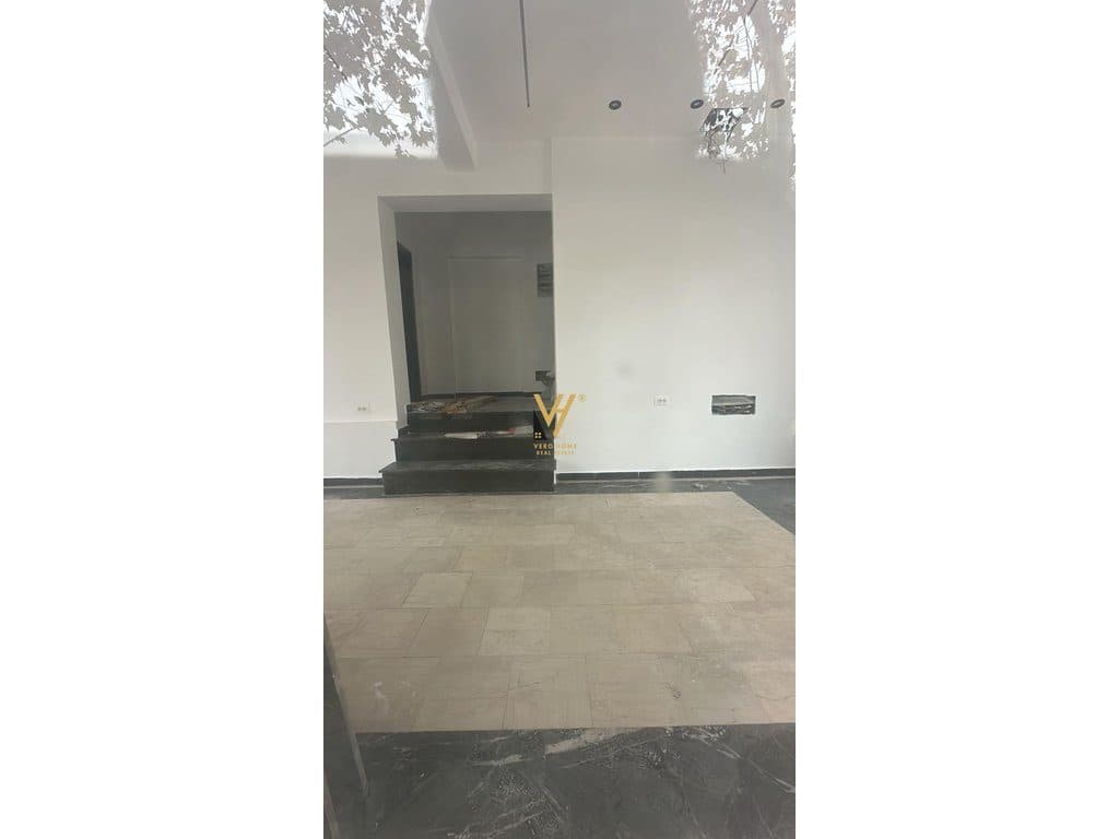 JEPET AMBIENT BIZNESI 65 M2 ME QERA TE STACIONI I TRENIT 1.600 EURO