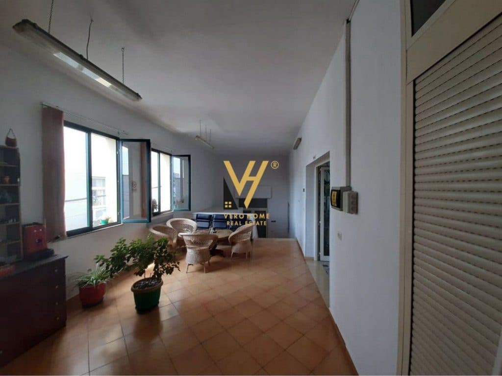 JEPET AMBIENT BIZNESI 750 M2 ME QERA TE SIRI KODRA 4.700 EURO