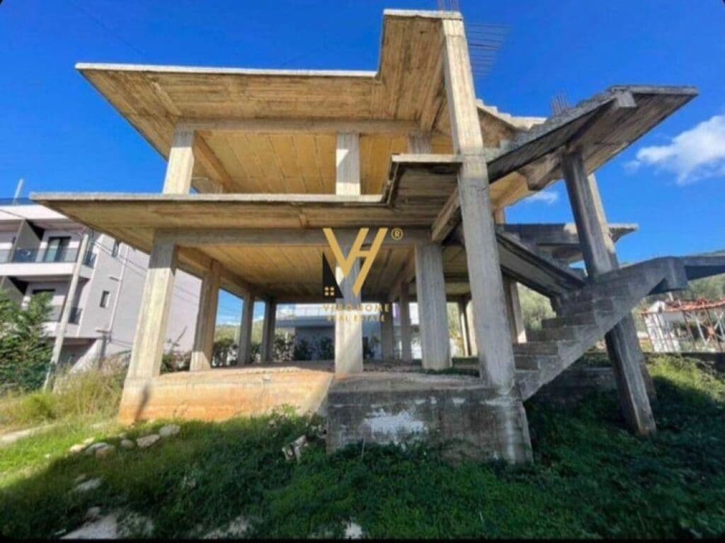 Shitet shtepi + toke ne Ksamil 357 m2