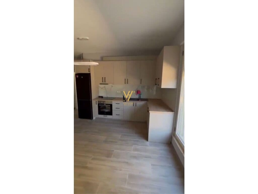 Shitet Apartament 2+1+2+ballkon pallatet Dilo , Stacioni i Trenit 241 m2 2