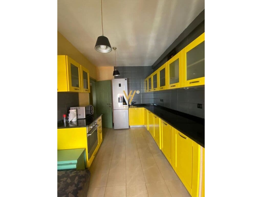Jepet Apartament 2+1+2+ballkon me qera te Pazari i Ri 120 m2 3