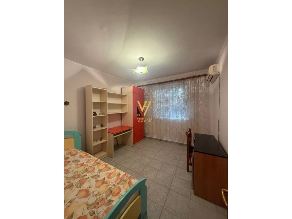 JEPET APARTAMENT 4+1+2 ME QERA TE RRUGA FORTUZI 100.000 LEKE 4