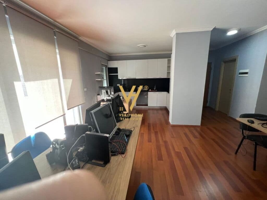 Jepet zyre me qera te Concord Centre , te Medreseja 150 m2 4
