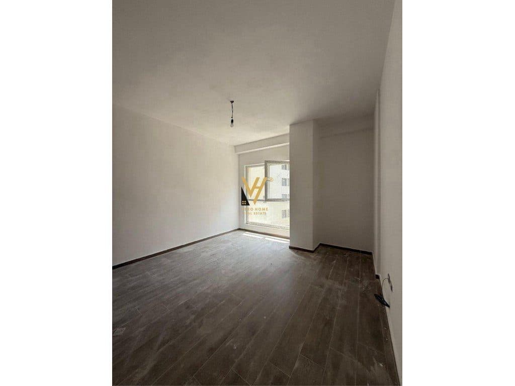 JEPET ZYRE 70M2 ME QERA TE KOMPLEKSI AURA,ZOGU I ZI 450 EURO