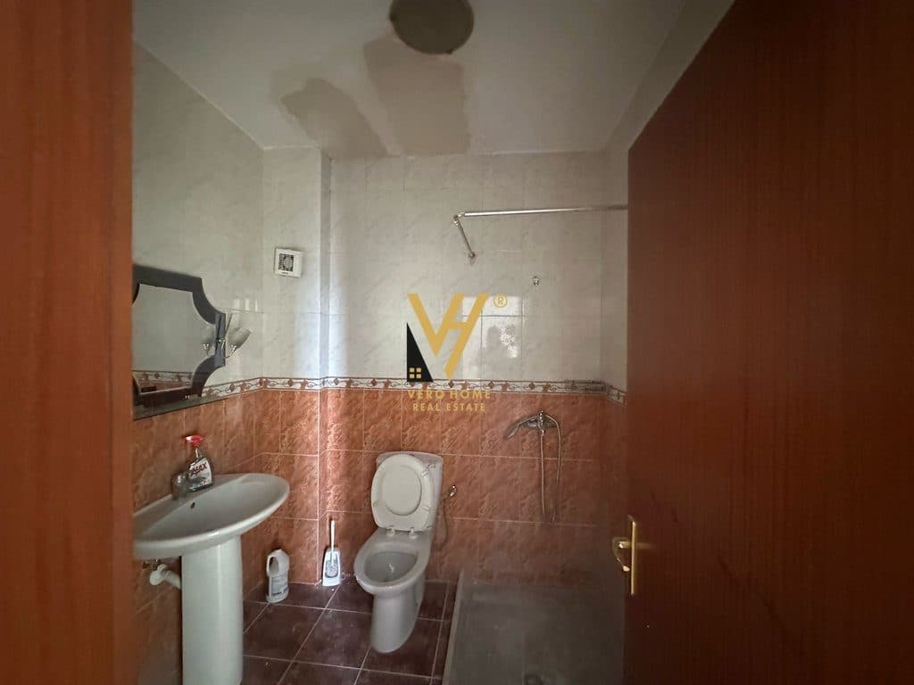 JEPET ZYRE 121M2 ME QERA TE ISH EKSPOZITA 800 EURO 4