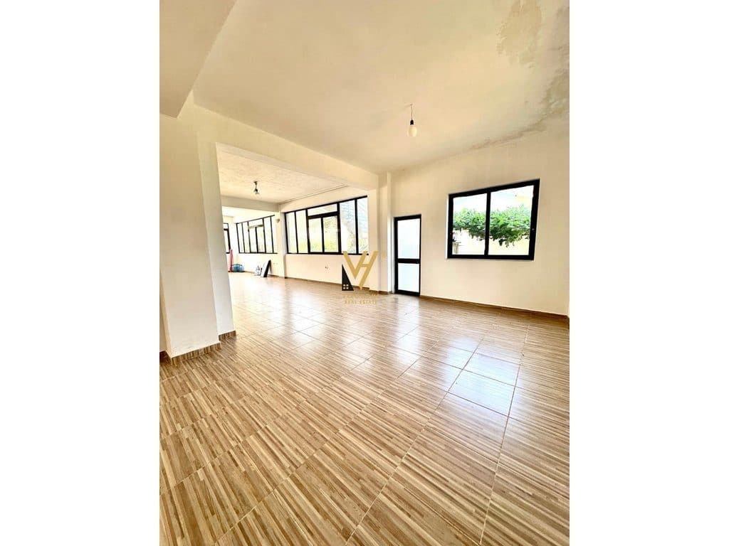 JEPET AMBIENT BIZNESI 220 M2 ME QERA NE BERZHITE 1.000 EURO 3
