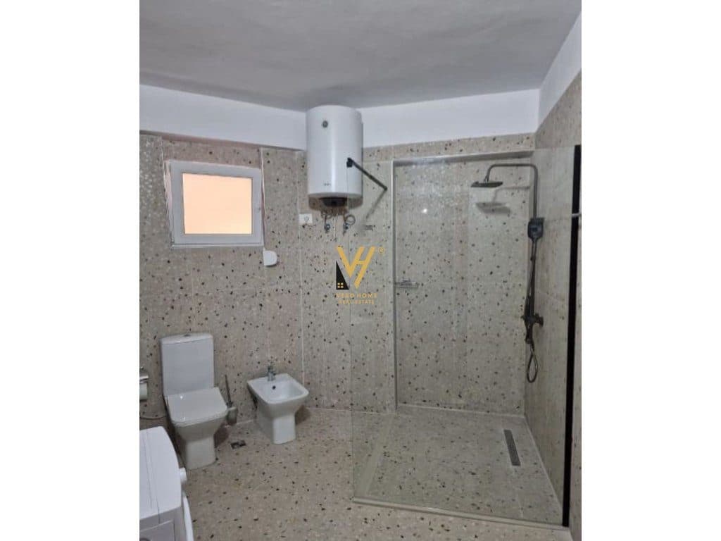 JEPET ZYRE 127 M2 ME QERA TE RRUGA VASO PASHA 1.100 EURO 2