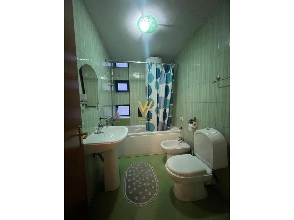 JEPET APARTAMENT ME QERA 1+1+2 BLK TE RRUGA E KOSOVAREVE 70.000 LEKE 4