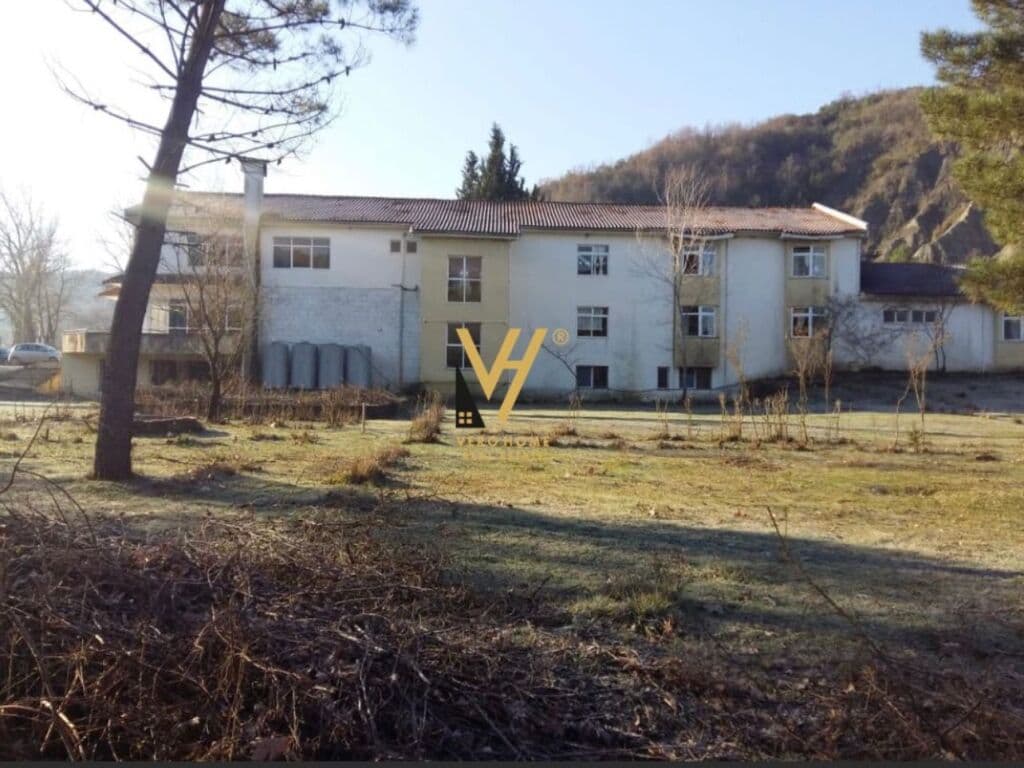 Shitet Godine Tre Kateshe dhe Truall ne Peze te Madhe 720 m2 2