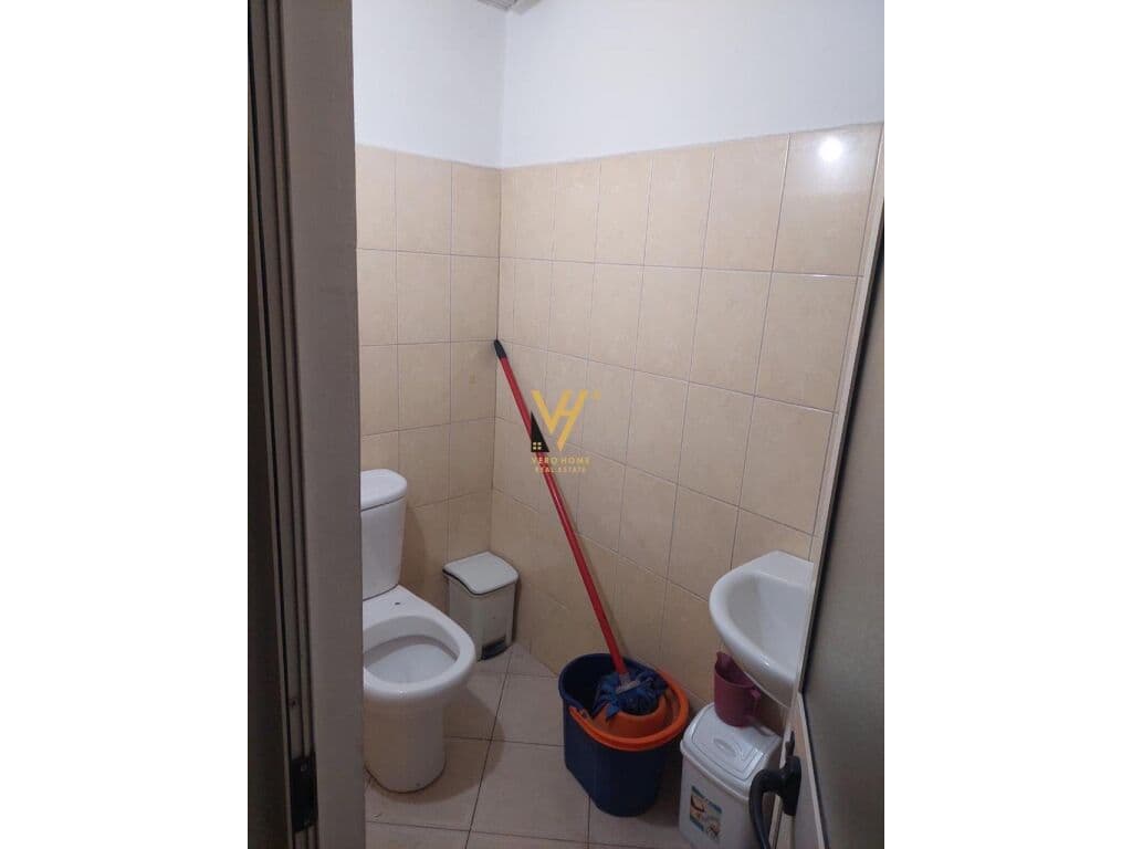 Jepet Dyqan me qera te Rruga 4 Deshmoret 70 m2 4