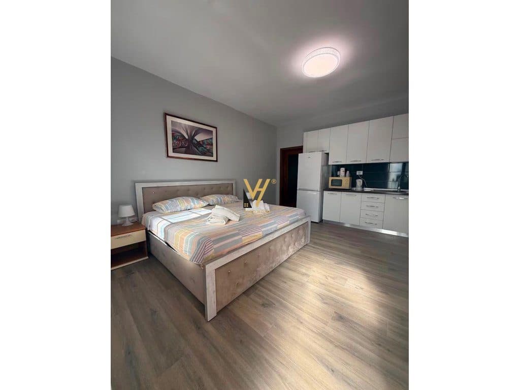 JEPET GARSONIERE 35 M2 ME QERA TE RRUGA E BARRIKADAVE 50.000 LEKE
