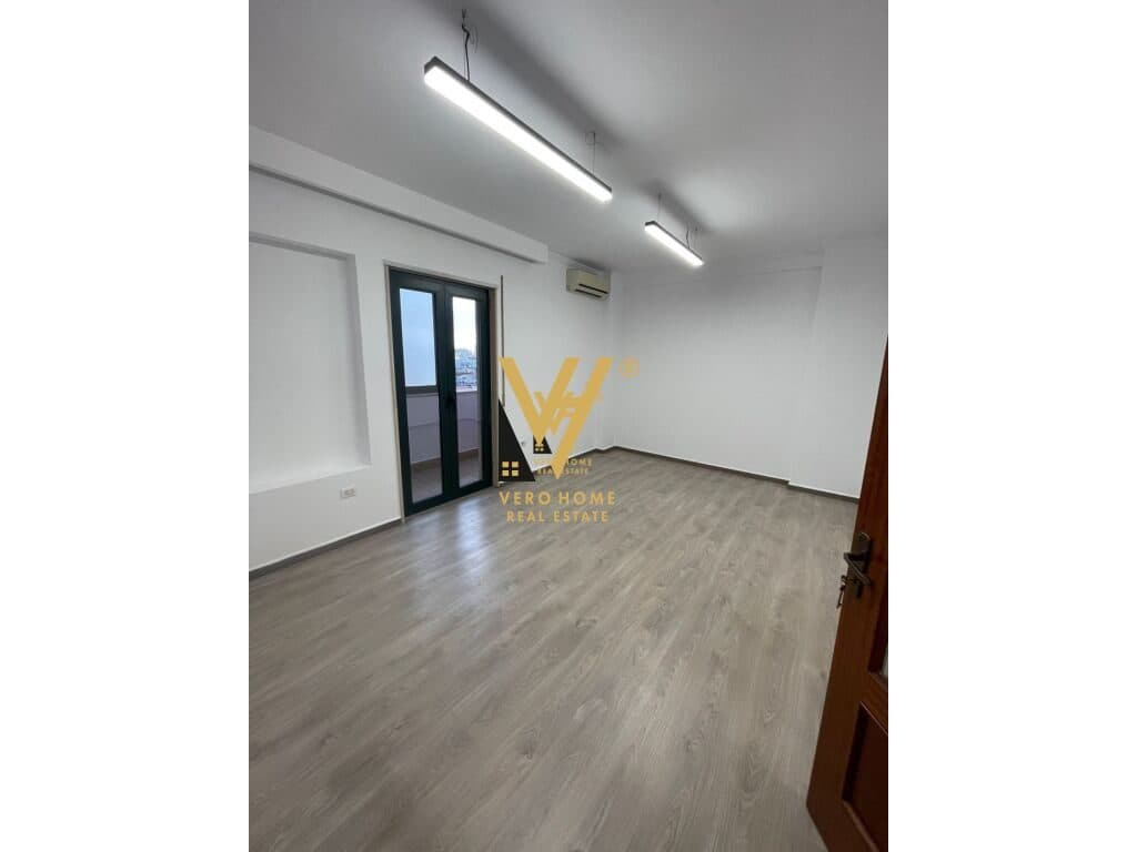 JEPET ZYRE 98 M2 ME QERA TE RRUGA E BARRIKADAVE 1.000 EURO