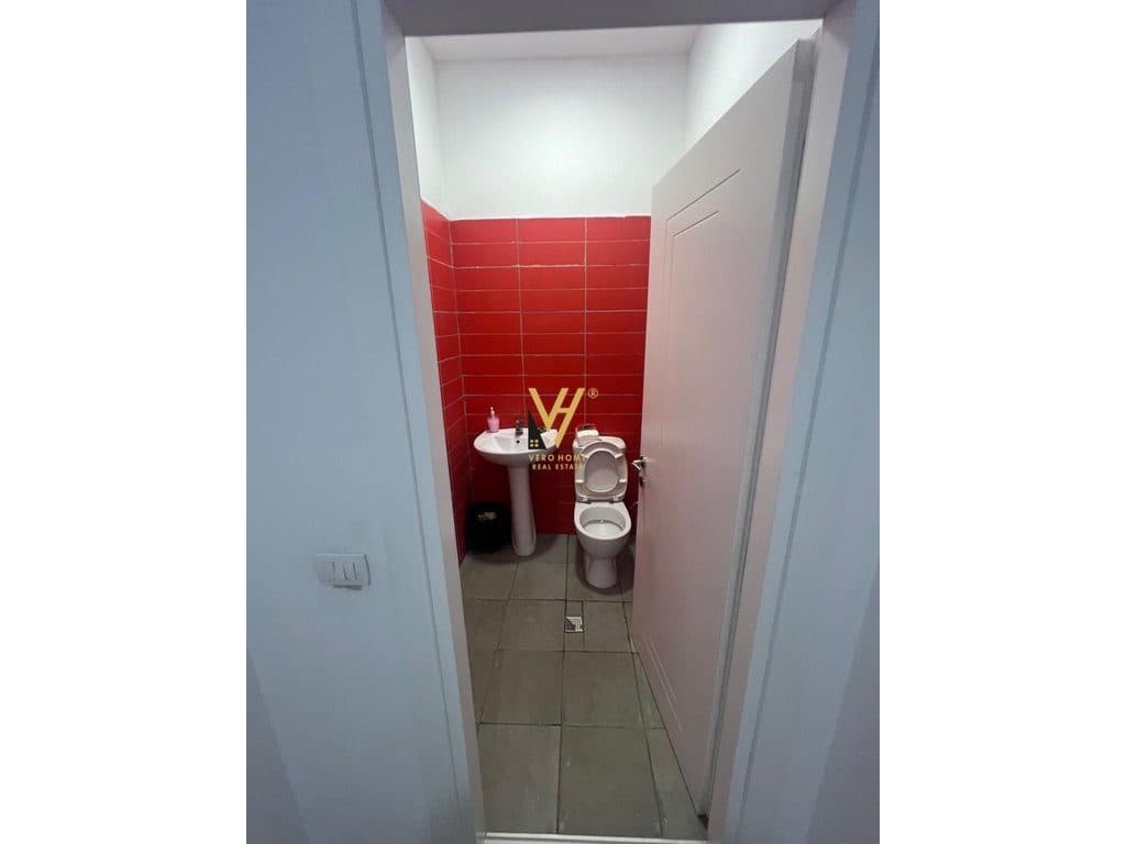 SHITET KAPANON 1100 M2 NE VORE 650.000 EURO