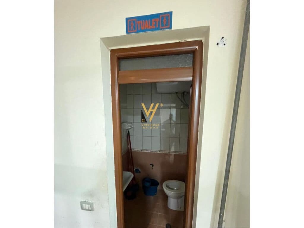 Jepet Dyqan me qera te Rruga 5 Maji 130 m2 3