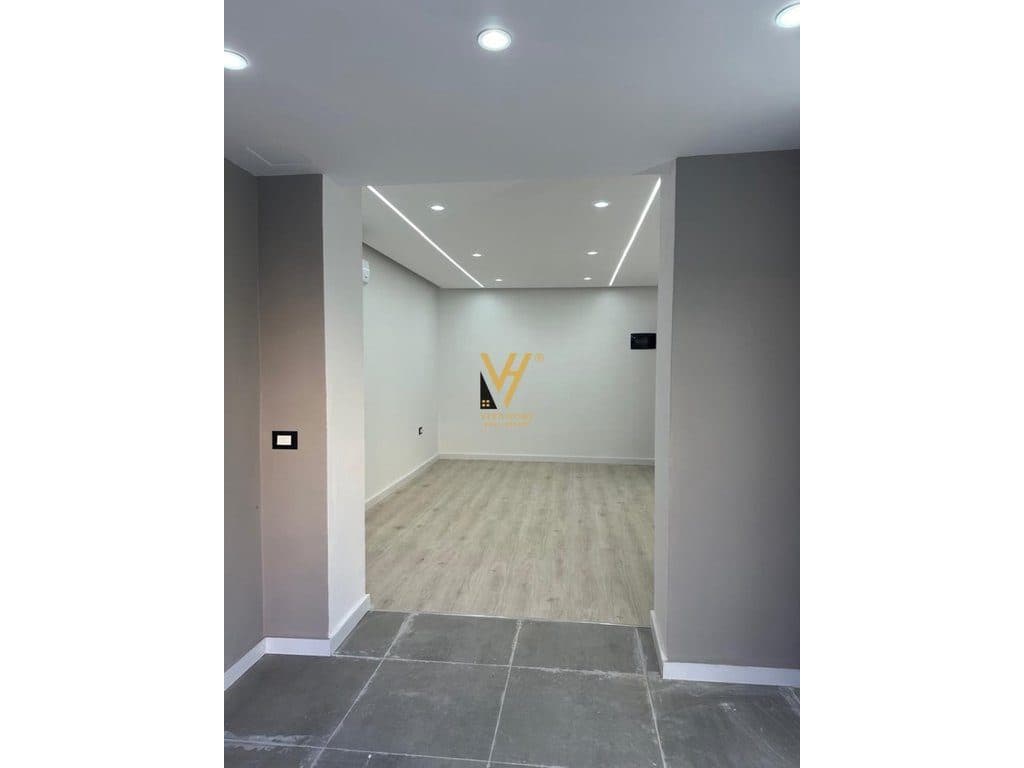 JEPET ZYRE 30 M2 ME QIRA TE 21 DHJETORI 400 EURO