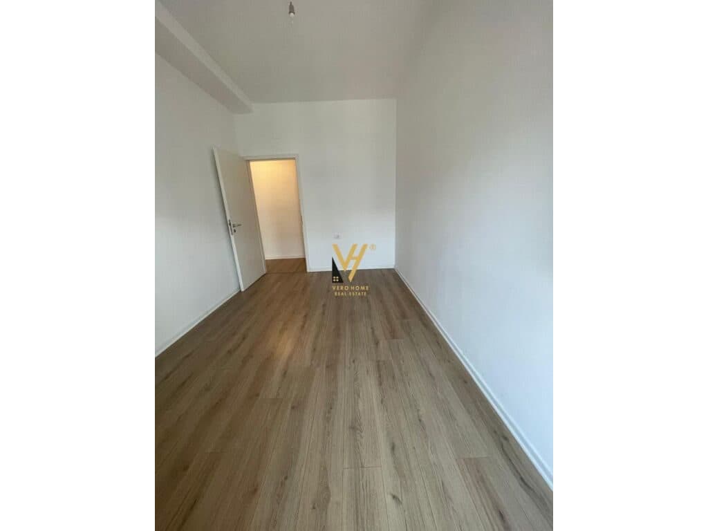 Jepet zyre me qera te Kompleksi Kontakt , 21 Dhjetori 115 m2