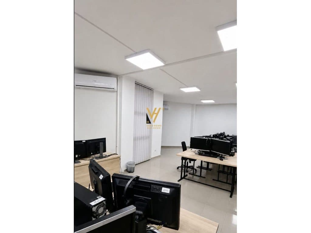JEPET ZYRE 200 M2 ME QIRA TE RRUGA E KAVAJES 2.500 EURO