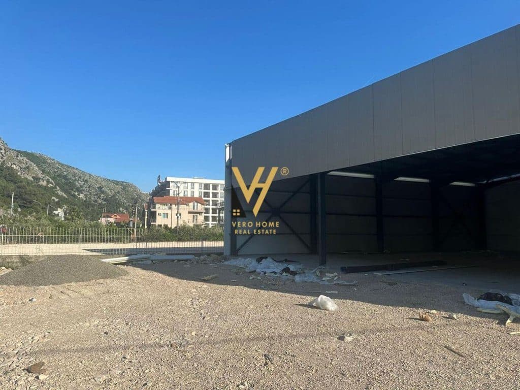 JEPET KAPANON 420M2 ME QERA NE SHENGJIN 1.600 EURO