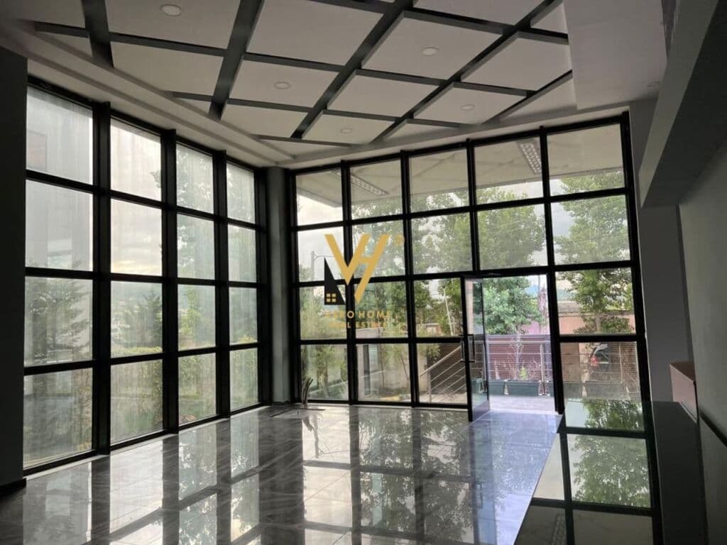 Jepet magazine me qera ne Berxhulle 1600 m2 4