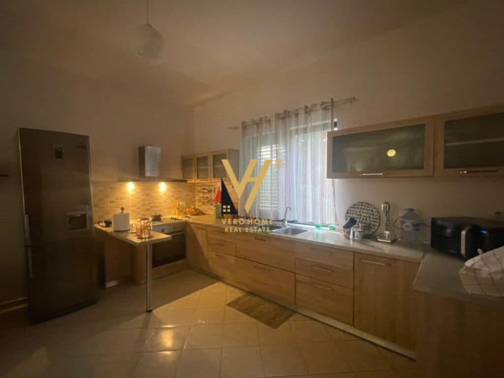 Shitet shtepi private ne zonen e Lundres 200 m2 3