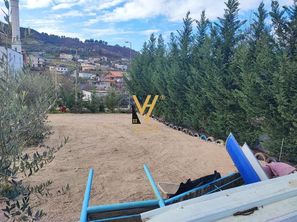 JEPET HAPESIRE BIZNESI 250 M2 ME QIRA NE KOMBINAT 60.000 LEKE