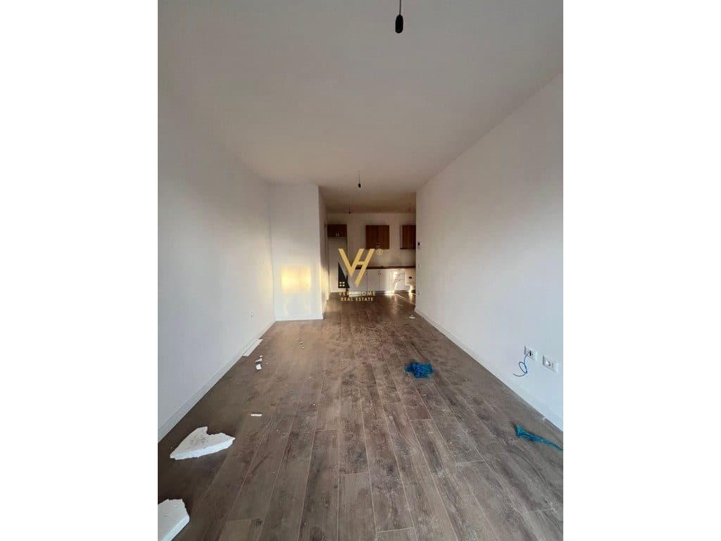 JEPET ZYRE 75 M2 ME QERA TE KOMUNA E PARISIT 600 EURO 3