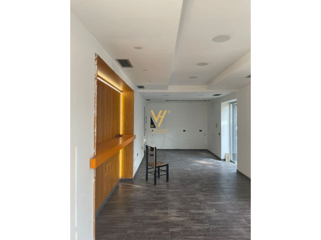Jepet Ambient Biznesi me qera prane Stacionit te Trenit 40 m2