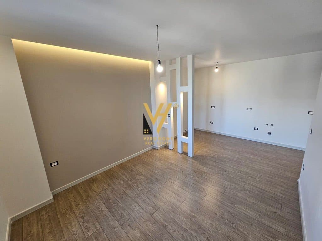 JEPET ZYRE 120 M2 ME QERA TE ZOGU I ZI 1.400 EURO 4