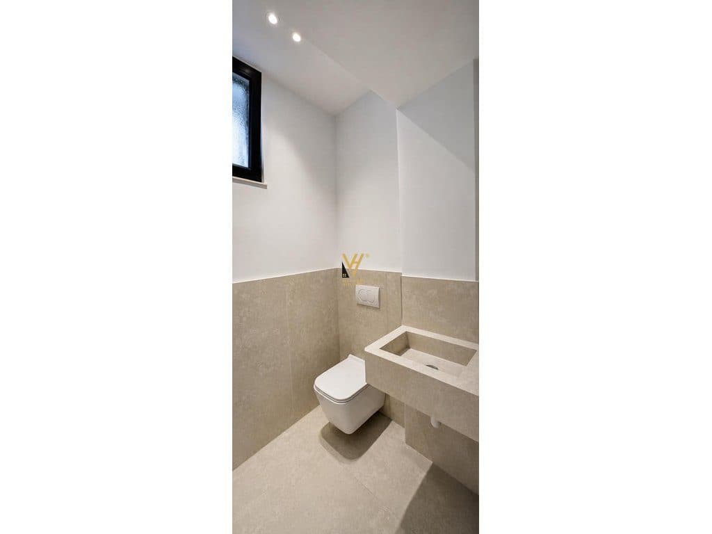 JEPET AMBIENT BIZNESI 160 M2 ME QERA TE PAZARI I RI 1.850 EURO 4
