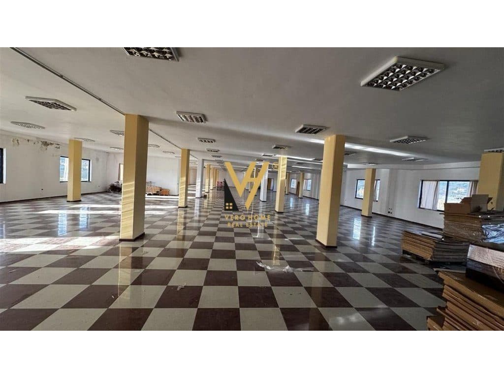 JEPET AMBIENT 1.250 M2 ME QERA NE SHARRE 3.200 EURO 2
