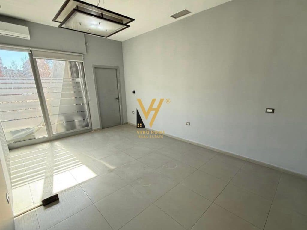 JEPET AMBIENT BIZNESI 264 M2 ME QERA TE RRUGA E KAVAJES 850.000 LEKE 3