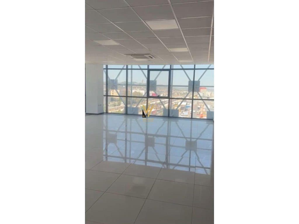 JEPET ZYRE 100M2 ME QERA TE PAJTONI CENTER 1.000 EURO