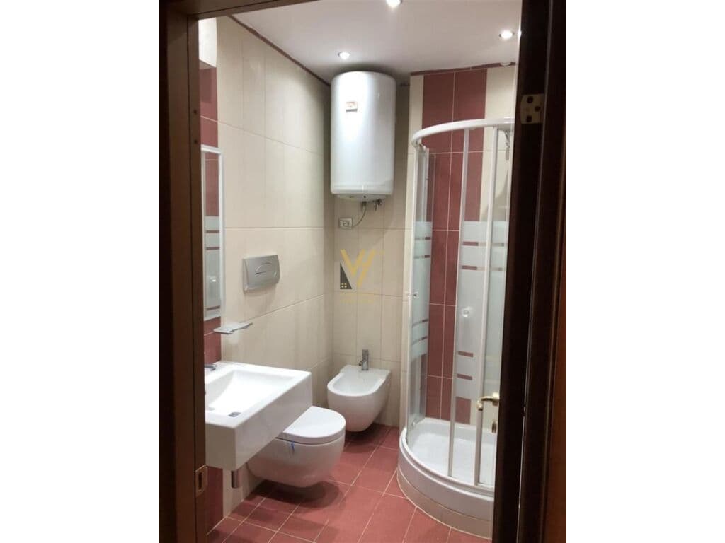 Jepet Apartament 3+1+2 me qera tek Rruga Myslym Shyri 150 m2 3